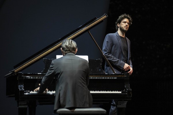 Andrè Schuen, el oscuro caballero de los Alpes, muestra en Les Arts su lied elegante y natural
