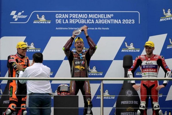 Arbolino conquista el 'sprint' de Moto2