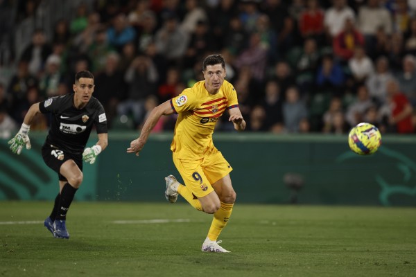 El Barça golea a un Elche inofensivo