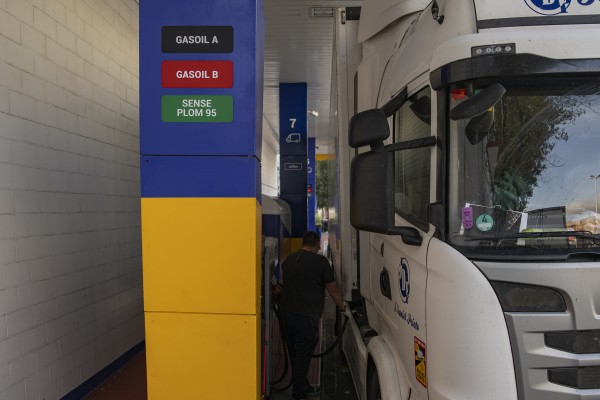 La bonificación de 20 céntimos al carburante de los transportistas baja este sábado a 10 céntimos
