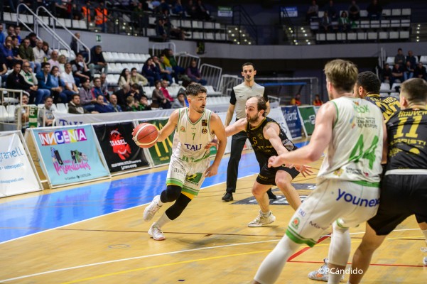 El TAU Castelló impone su ley ante el Juaristi