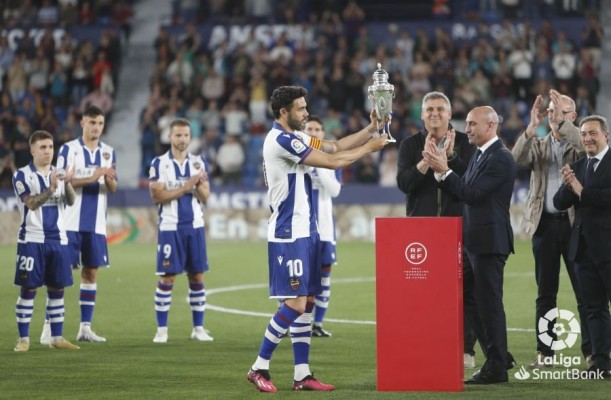 El Levante alza la Copa de la España Libre