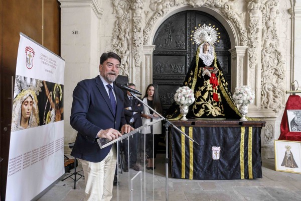 La Revista prologa la Semana Santa de Alicante con desfile de más de 50 pasos de 27 hermandades