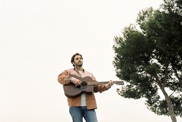Àlex Blat canta a les ferides i el perdó amb ‘L’oblit’ 