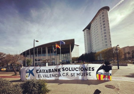 Libertad VCF se manifiesta en la junta de Caixabank