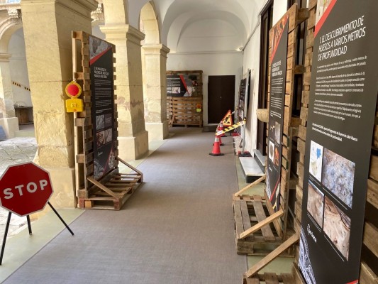 La exposición '2020 en la A-33, la autovía que descubrió un yacimiento' llega a las Clarisas de Elche