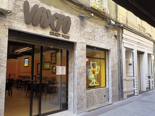 El furor por las hamburguesas no cesa en el centro de Elche: aterriza Grupo Vaxto y su toque urbano
