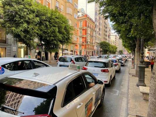 Taxistas de València se manifiestan para denunciar la 