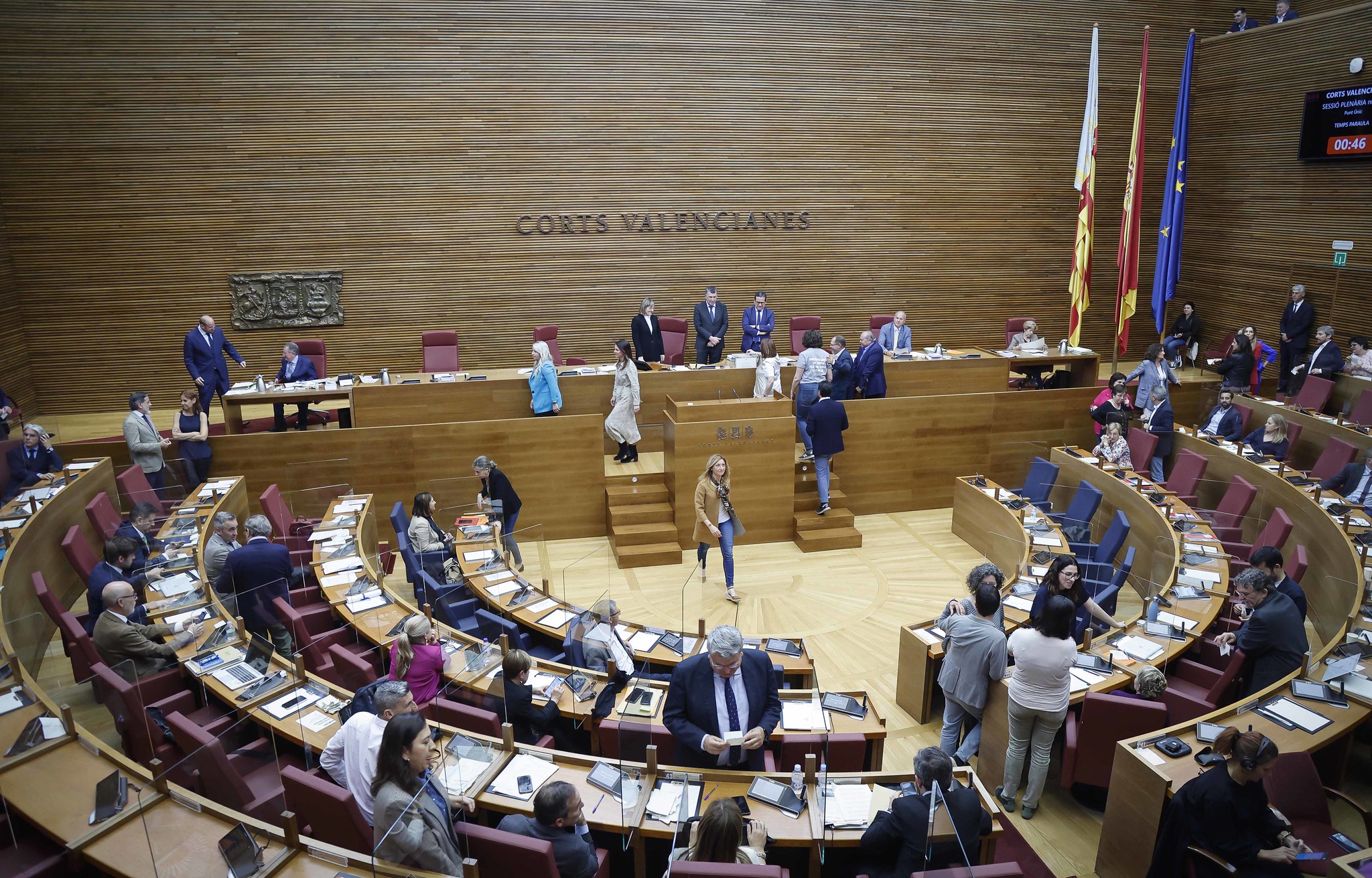 Autocrítica, lágrimas, algún reproche y canciones: así ha sido el pleno de despedida en Les Corts
