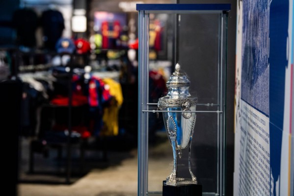 Familiares de ganadores del título del 37, en la entrega de la Copa República
