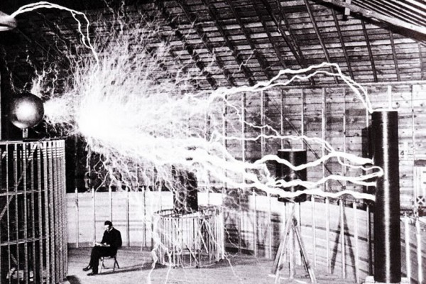 ‘Llampecs’ de ficció il·luminen la vida de Tesla