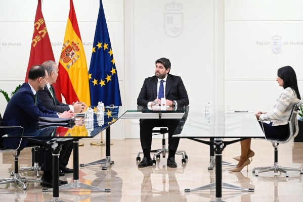 El CEO de Iberdrola se reúne con López Miras para reivindicar el impulso a las energías renovables