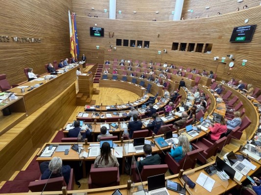 El último pleno de la legislatura aprueba tres leyes entre despedidas, declaraciones de amor y nudos en la garganta