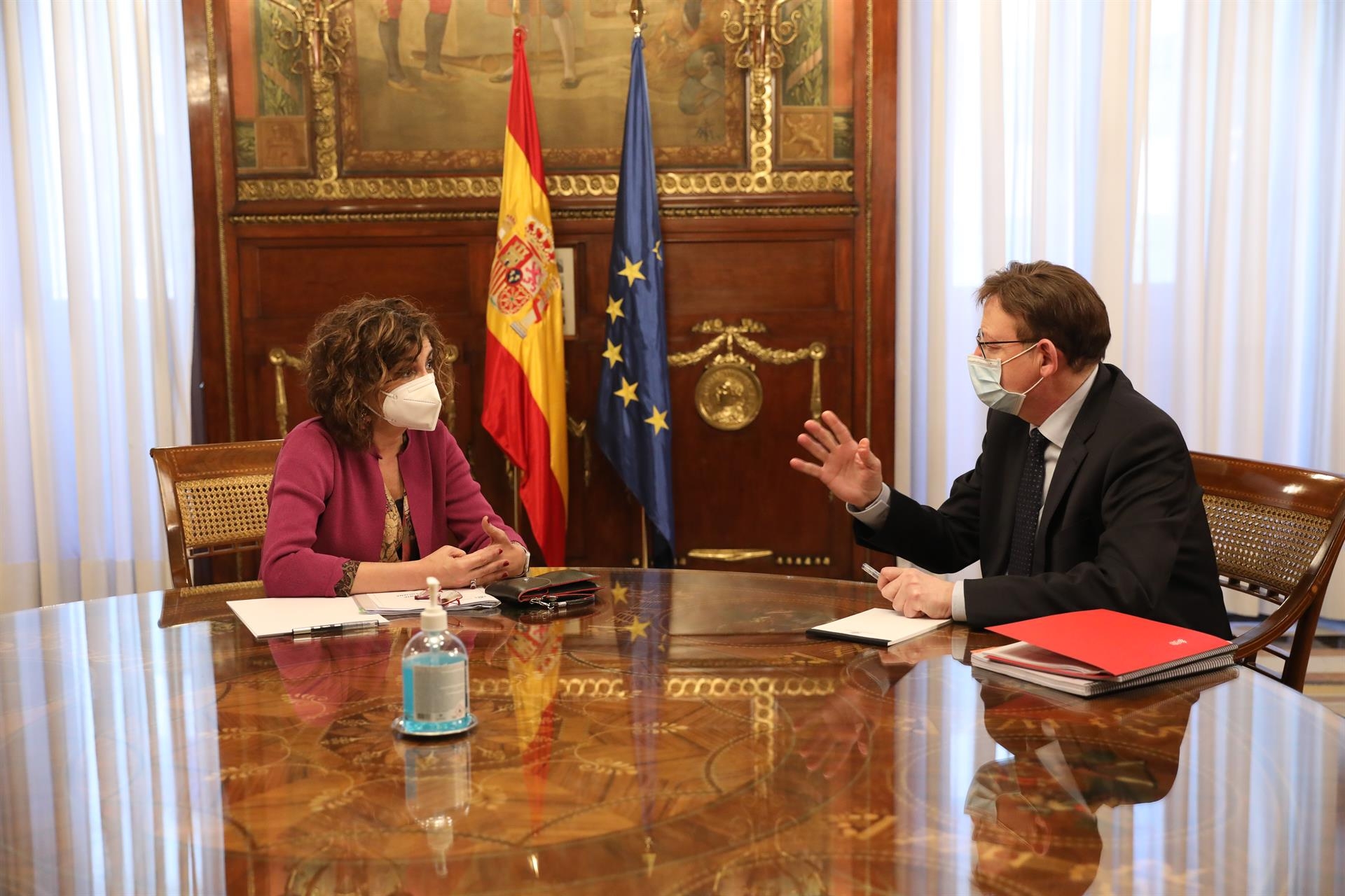  La ministra de Hacienda, María Jesús Montero (i), durante un encuentro con el presidente de la Generalitat Valenciana, Ximo Puig (d) - Foto: Marta Fernández Jara - Europa Press - - 