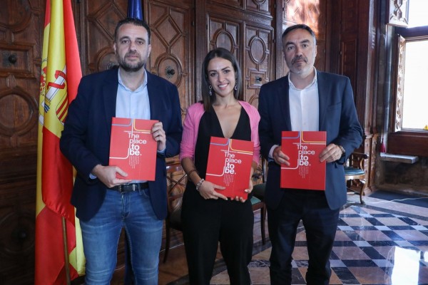 La Comunitat Valenciana se presenta ante los inversores con el libro 'The place to be'
