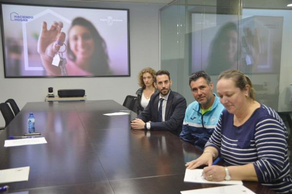 Más de 300 familias de la Región tendrán en propiedad la vivienda social donde han residido 25 años