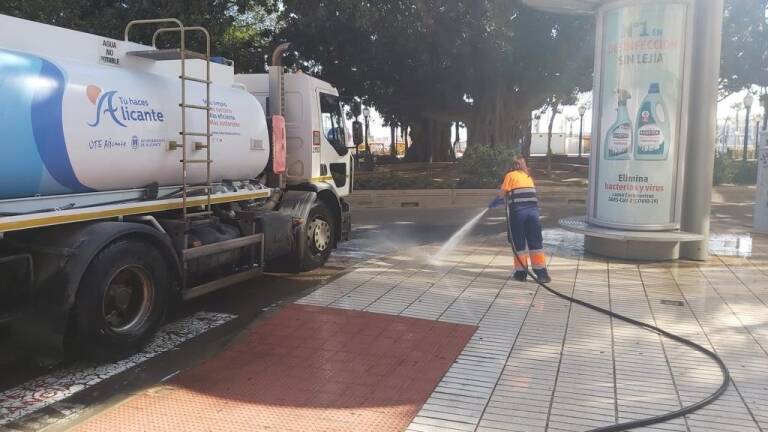 Una operaria del servicio de limpieza en plena labor de baldeo. - 