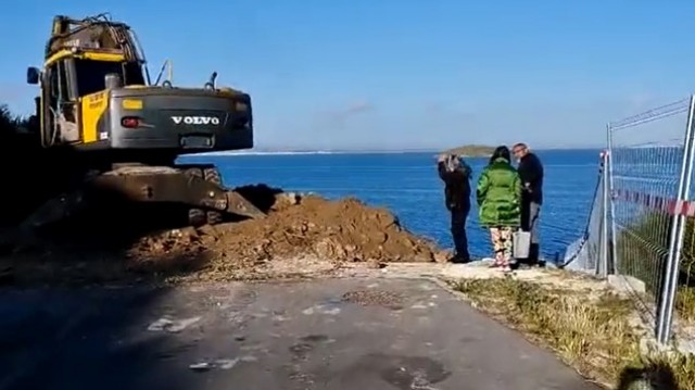 Un grupo de vecinos trata de impedir el inicio de las obras de una vivienda junto a la Cala del Pino