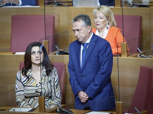 Baixauli toma su escaño en Les Corts en el pleno de despedida de muchos diputados antes del 28M