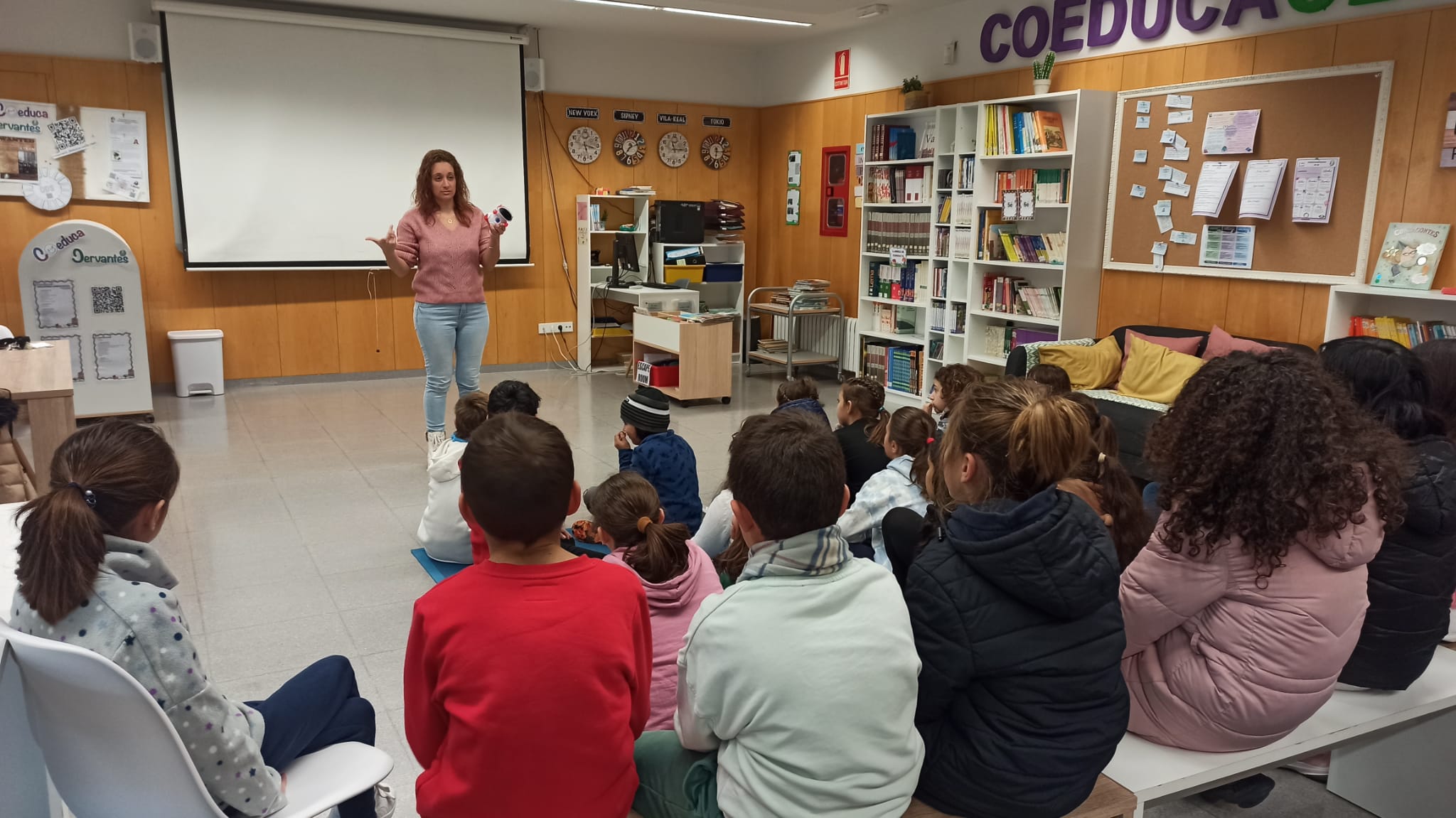 Un estudi de l'UJI i la UAL aplica un pla de robòtica que millora la comprensió lèxica en infantil