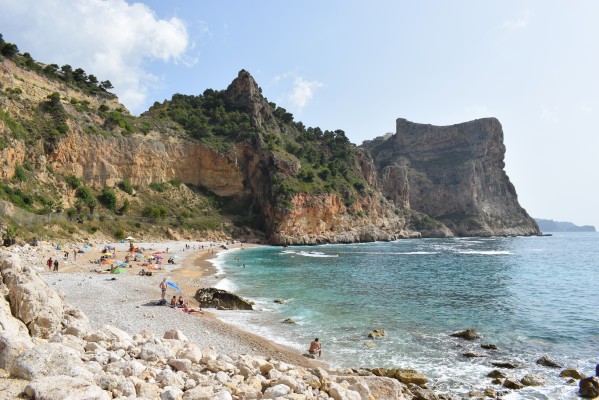 Doce euros por aparcar en la cala del Moraig de Benitatxell y frenar avalanchas de turistas

