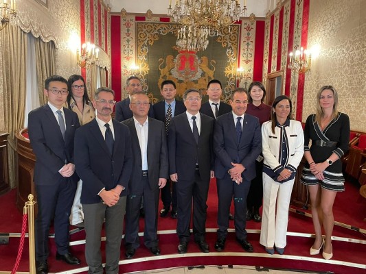 Alicante estrecha lazos con la ciudad china de Penglai por el turismo y el vino