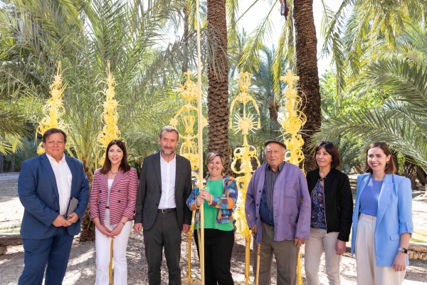 Elche envía las    palmas blancas a la reina, al presidente del Gobierno y al Papa, entre otras    autoridades