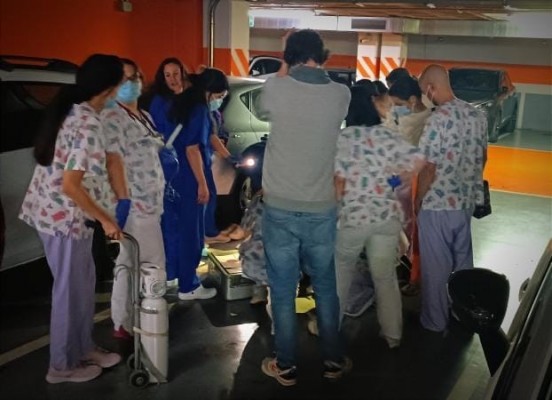 Una sala de partos 'improvisada': una madre da a luz a su bebé en el parking del Hospital General