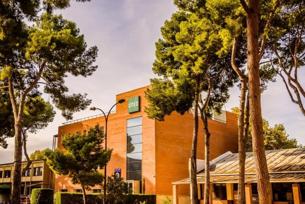 La Generalitat convoca becas de exención de tasas en primera matrícula para el alumnado de la UNED