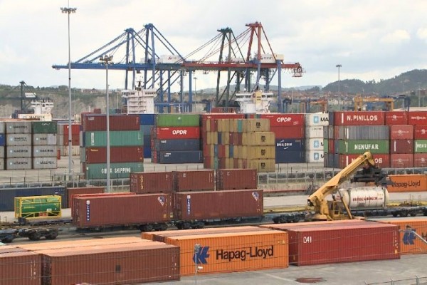 Los precios de exportaciones e importaciones industriales moderan su alza al 5,1% y al 6,5%