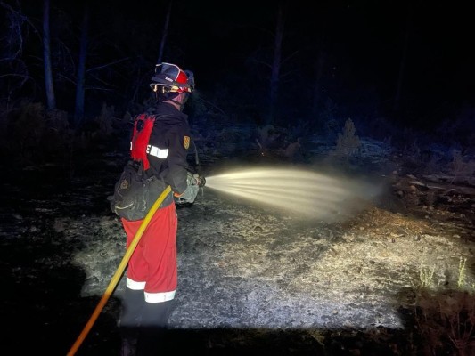 Una noche provechosa: el frío y la humedad guían hacia la estabilización del incendio del Alto Mijares