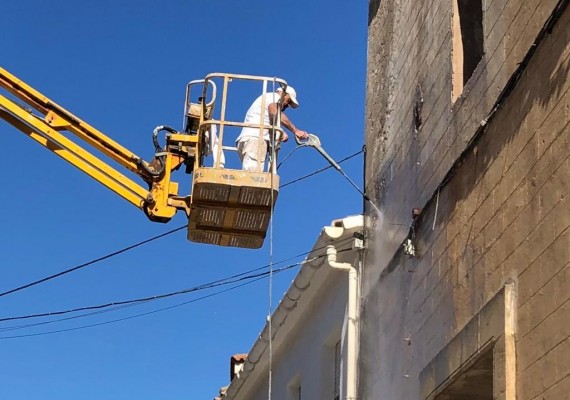 Els Poblets restaura la fachada de la iglesia de San José que cumple un siglo y acaba con 40 años de humedades

