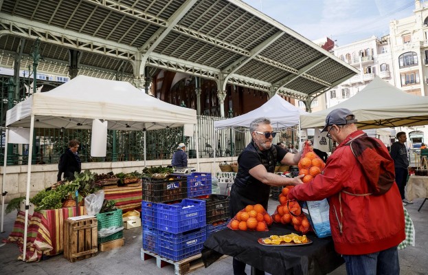  València valora reubicar el mercadillo agrícola, que abre con protestas de los comercios del Mercado de Colón