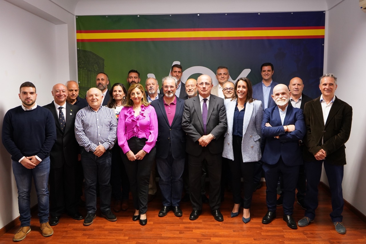 Los candidatos junto a Ignacio Gil Lázaro y Carlos Flores. Foto: Vox - 