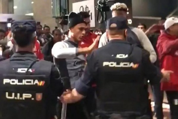La Delegada del Gobierno respalda la actuación policial en los incidentes con jugadores de la selección de Perú