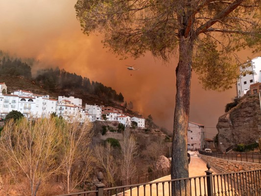 El incendio en el Alto Mijares se complica por el viento y fuerza el desalojo de más municipios