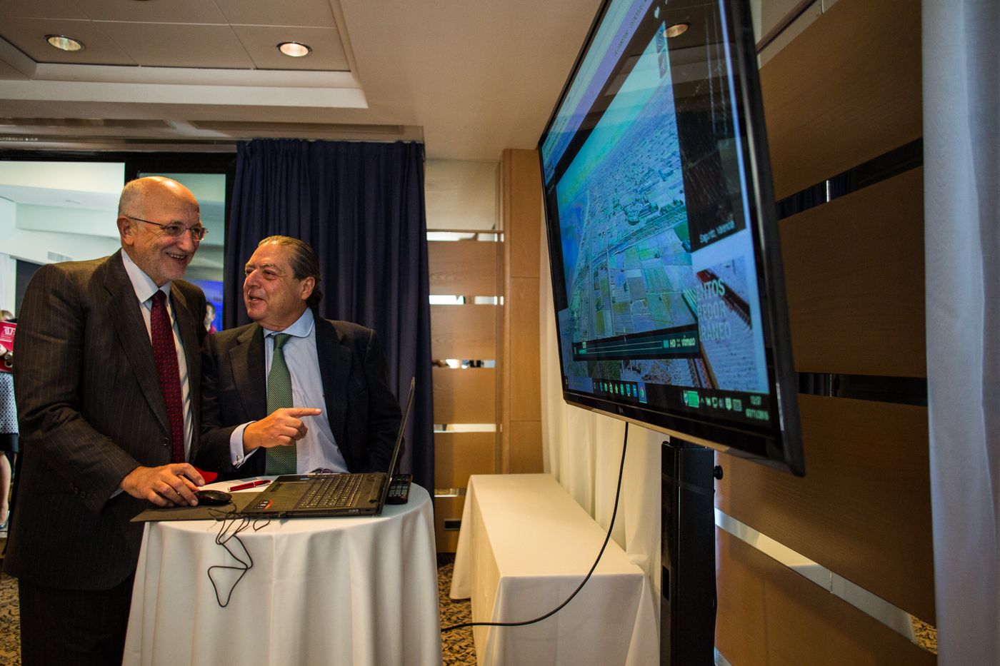 Juan Roig y Vicente Boluda, manejando la web 'elcorredormediterraneo.com'. Foto: EVA MÁÑEZ - 