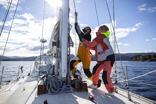Helly Hansen presenta la nueva y completa chaqueta femenina Woman Newport Coastal con un diseño de inspiración retro