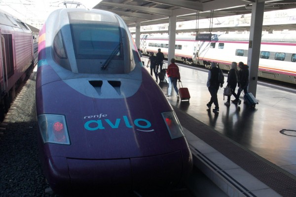 Alicante se suma a la alta velocidad 'low cost' con 1.100 viajeros en el estreno del AVLO de Renfe