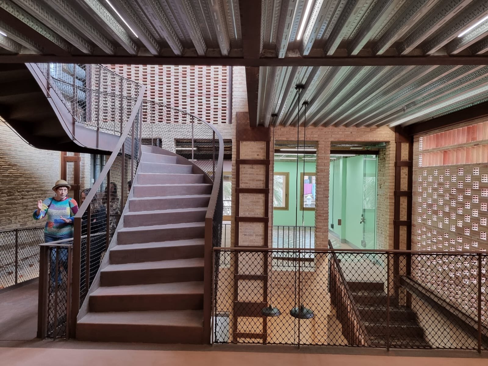 Una visita el pasado viernes al centro cultural de la Calle de la Reina. Foto: TWITTER/Gloria Tello - 