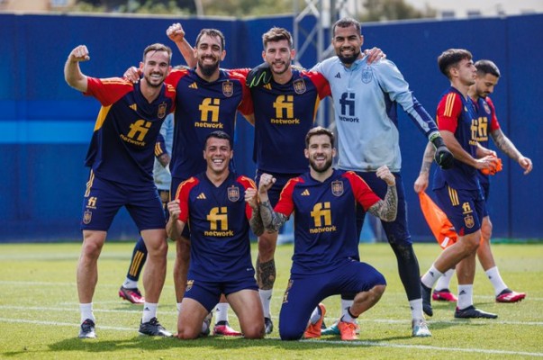 España pugna por el liderato con Escocia