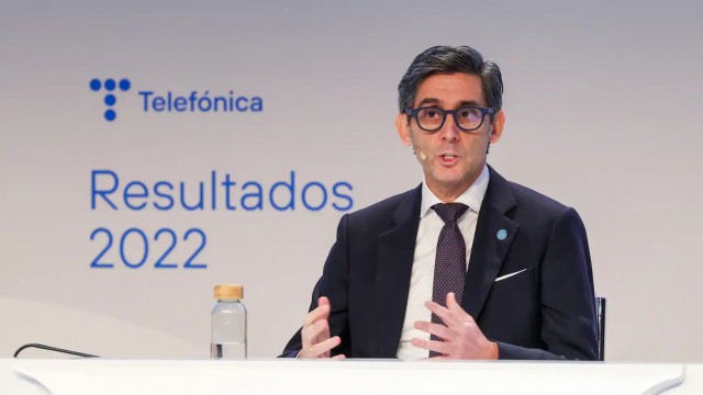 Telefónica, cerca de salir del 'Top 10' de bolsa con Aena apretando y sin lograr soltar a su bajista 