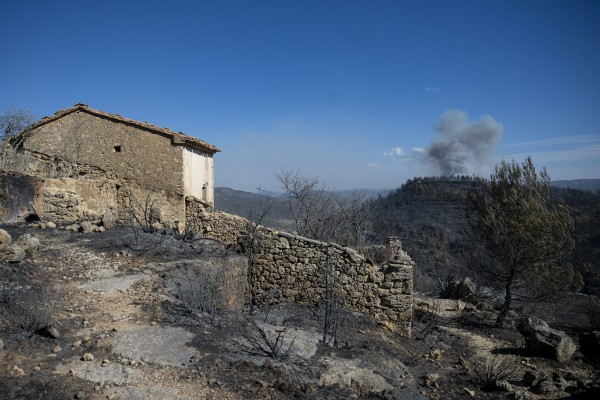 El incendio en el Alto Mijares sigue en situación crítica y pendiente del viento