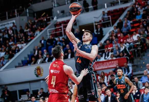Casademont corta la racha de Valencia Basket y se aleja del descenso