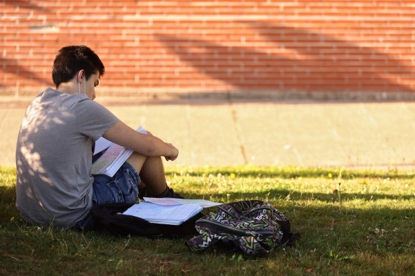 Los estudiantes podrán solicitar a partir de este lunes las becas para el próximo curso