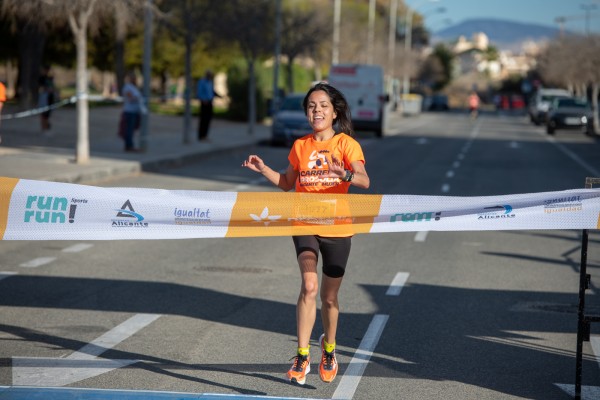 Elisabeth Oliva se impone en la primera Carrera Prosolia de la Mujer de Alicante 