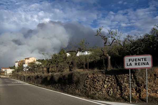 La humedad apacigua el fuego en el Alto Mijares pero el viento amenaza este domingo