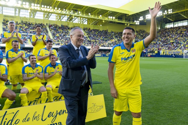 Locura por Riquelme en La Cerámica