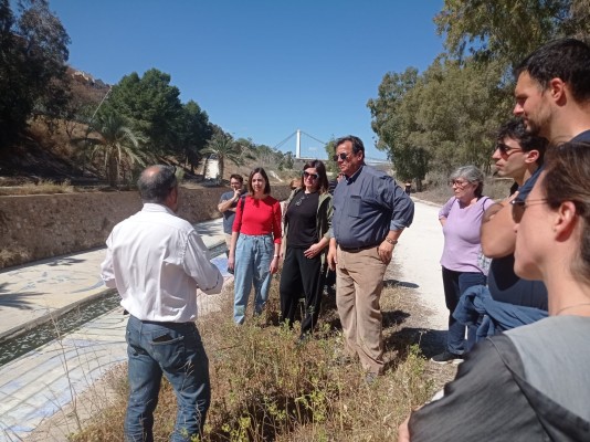 Compromís visita el tramo urbano del Vinalopó en Elche y reivindica su renaturalización