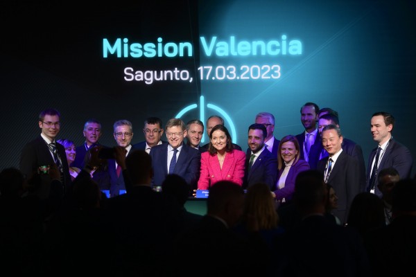 Economía crea un grupo de trabajo con Volkswagen para acelerar la implantación de puntos de recarga